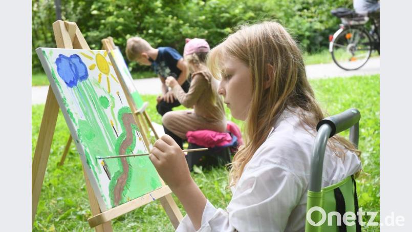 13 Kinder schwangen im Max-Reger-Park den Pinsel. Bild: Gabi Schönberger