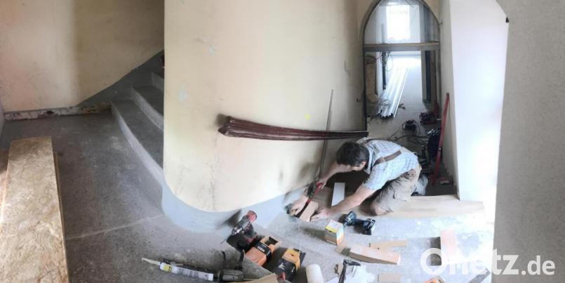 Die alten Granittreppen der Kita St. Joseph im alten Schulhaus bekommen ein neues Gewand aus Eiche. Bild: Gabi Schönberger