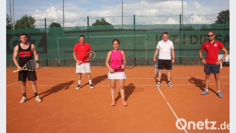 Sieger des Tennis-Gaudi-Turniers der DJK Falkenberg wurde Josef Gleißner (Zweiter von links). Auf Platz zwei landete Matthias Schön (links). „Bronze“ sicherte sich Verena Bauer (Dritte von links). Vorsitzender Wolfgang Knoll und Tennis-Spartenleiter Daniel Preisinger (von rechts) gratulierten. Bild: wro