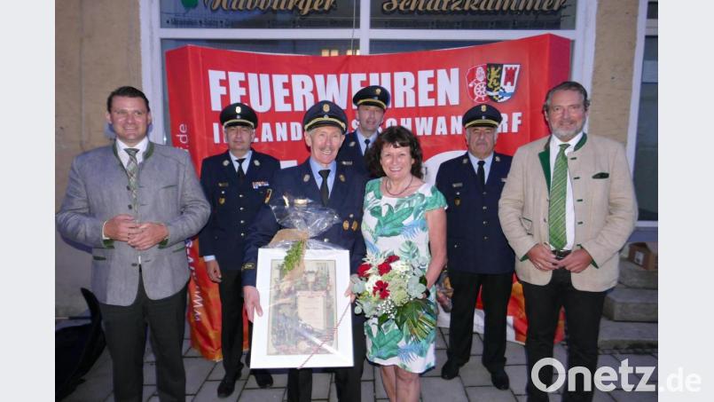 Hans Gietl (Dritter von links, hier zusammen mit Ehefrau Gertraud) scheidet aus dem aktiven Dienst der Feuerwehr aus. Ihn verabschiedeten die Feuerwehrführung, der Landrat und der Bürgermeister. Bild: ga