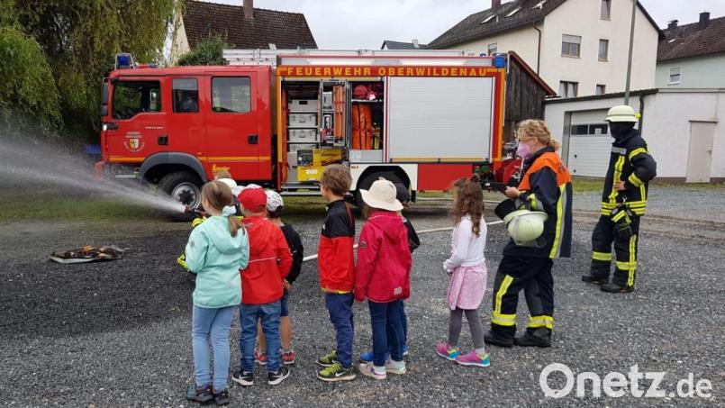 Kleine Löschübung für kleine Leute. Die Feuerwehr Oberwildenau mit den Kleinstn aus dem Kinderhaus Bild: bey