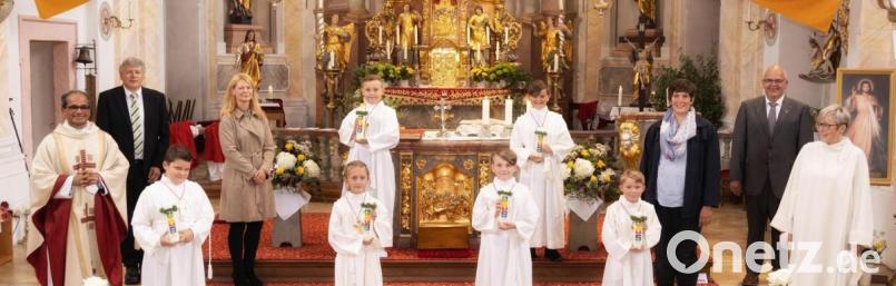 Sechs Kinder feierten in der Pfarrkirche Neualbenreuth Erstkommunion, im Bild zusammen mit (von links) Pfarrer George Parankimalil, Mesner und Pfarrgemeinderatssprecher Wolfgang Plonner, Rektorin Karin Gleißner, Klassenlehrerin Tanja Kruppa, Bürgermeister Klaus Meyer und Gemeindereferentin Sabine Schiml. Bild: Fotostudio Hummer