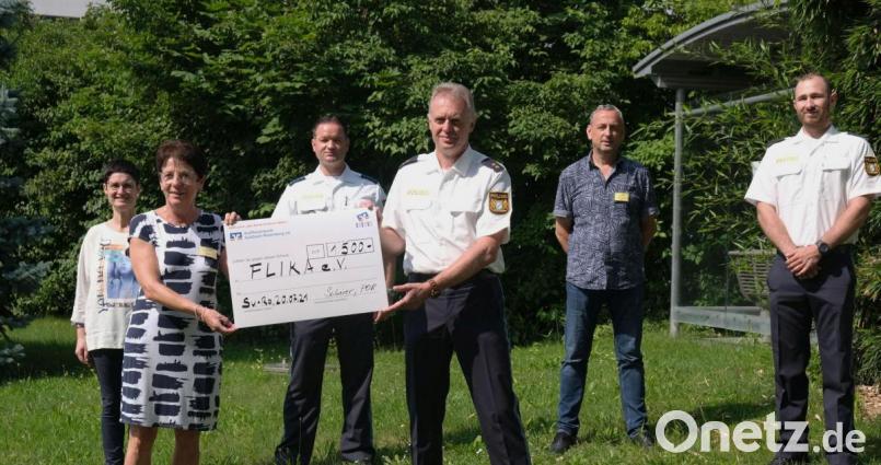 Bei der Spendenübergabe (von links): Michaela Leitl, 2.Vorsitzende Flika, Margit Meier, Vorsitzende Flika; Polizeihauptmeister Tim Schrade, Polizeirat Thomas Scherer, Oskar Schmidt, Kassier bei Flika und Polizeiwachtmeister Manfred Schwarz. Bild:  Klinikum/Verena Uschold/exb