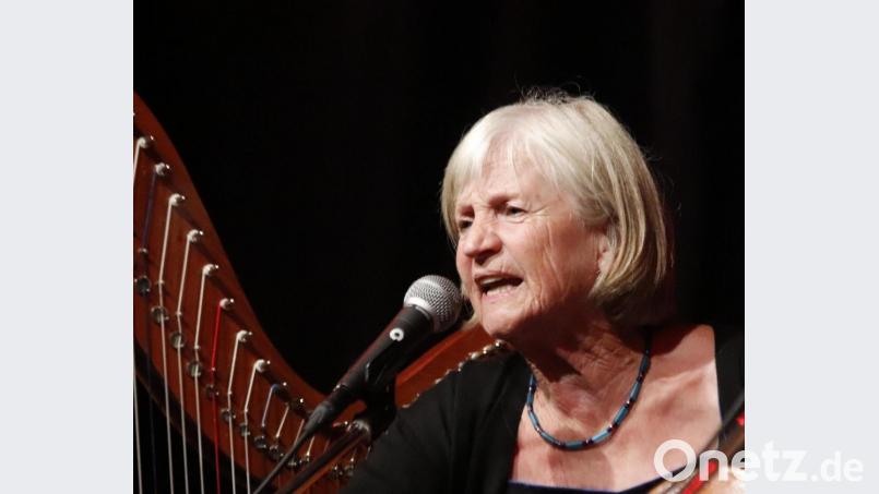 Burgi Well ist die große Schwester. Sie spielt Gitarre und Posaune. Die Nonnentrompete ist ihr Lieblingsinstrument. Bild: mfh