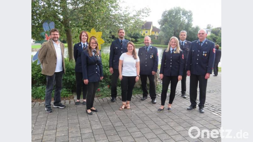 Die Filchendorfer Feuerwehr hat eine neue Vorstandschaft. Erstmalig hat hier das weibliche Geschlecht mit vier Frauen die Oberhand: (von links) Bürgermeister Wolfgang Haberberger, Beisitzerin Melanie Stefan, stellvertretende Vorsitzende Anna-Lena Rix, stellvertretender Kommandant Andreas Mayer, Schriftführerin Daniela Pühl, Kommandant Ulli Preißinger, Beisitzerin Christine Sloot, Kreisbrandinspektor Wolfgang Schwarz und der neue Vorsitzende Jürgen Gebhardt. Bild: ow
