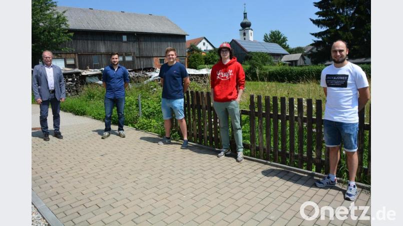 Mit dieser Mannschaft geht die Konnersreuther Goasererjugend in die Zukunft. Mit dabei sind (von links) Bürgermeister Max Bindl, Michael Schiedeck, Maximilian Schiedeck, Holger Schmidt, sowie Jugendbeauftragter Manuel Ernst Bild: jr
