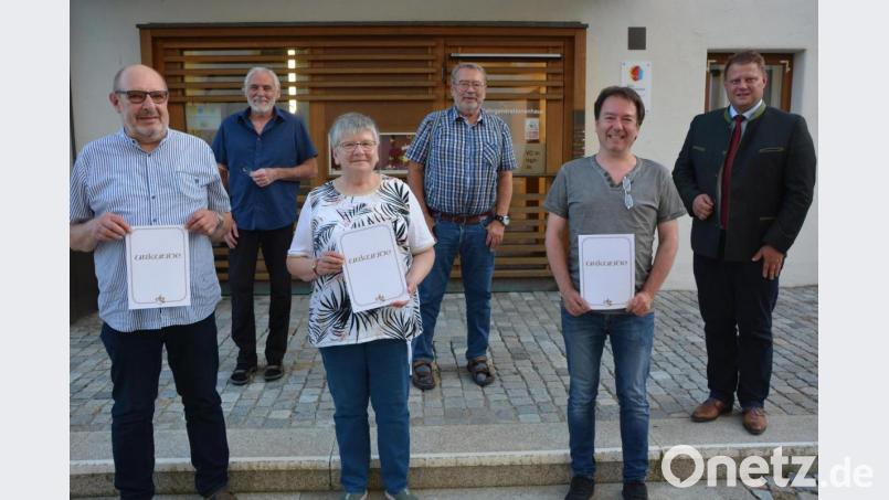 Für 40-jährige Treue zu den Naturfreunden Mitterteich wurden (erste Reihe von links) geehrt Anton und Lydia Bauer sowie Reinhard Adam. Ihnen gratulierten (hintere Reihe, von links) Peter Pölloth, Erich Tilp und Bürgermeister Stefan Grillmeier. Bild: jr