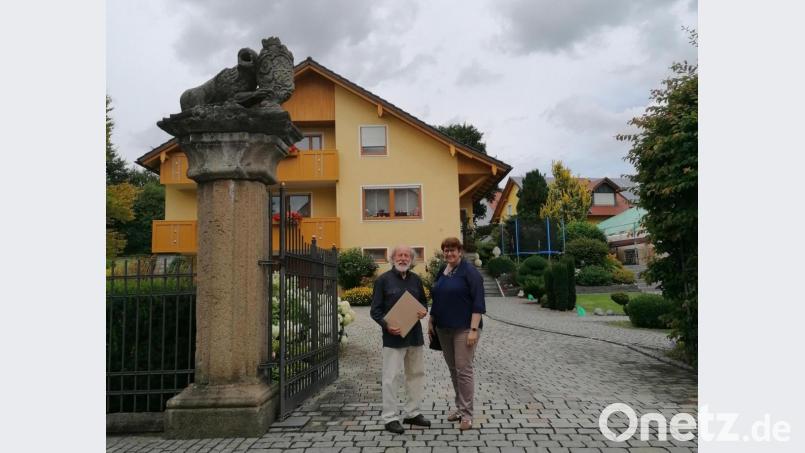 Bei der kunsthistorischen Tour durch Dieterskirchen konnte Bürgermeisterin Anita Forster von Kunstmaler Robert Bergschneider auch viel über das Adelsgeschlecht der von Hornecks erfahren. Die Säule links im Bild war ein Hochzeitsgeschenk und stand am Eingang zum Schlossgarten. Bild: Forster/exb