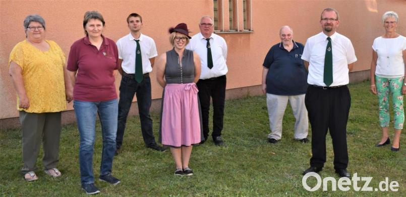 Josef Schönberger (Fünfter von links) wurde bei der Neuwahl als erster Schützenmeister bestätigt, wie fast das gesamte Team. Ulla Zintl (Zweite von links) wurde als Damenleiterin gewählt. Bild: rgr