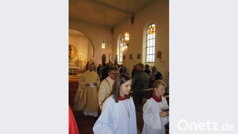 Pfarrer Wilhelm Bauer (links), Diakon Norbert Hammerl (Zweiter von links) und die Ministranten beim Auszug aus der Marienkirche in Kleinschwand. Bild: rfi