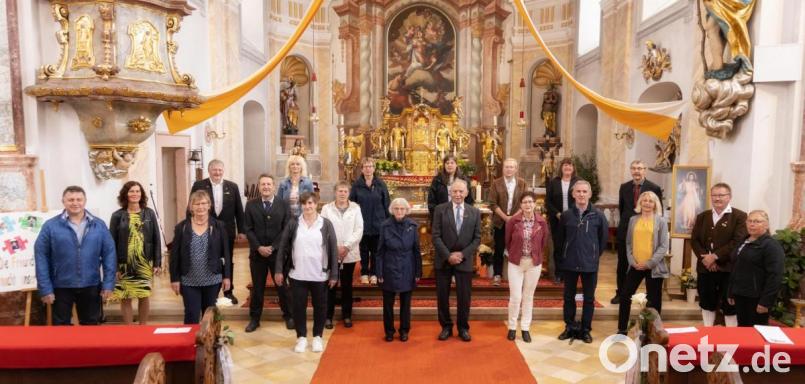 Zwei Mitglieder der Pfarreiengemeinschaften feierten vor 75 Jahren Erstkommunion, außerdem stellten sich 16 Goldene Kommunionjubilare zum Erinnerungsbild. Bild: Fotostudio Hummer
