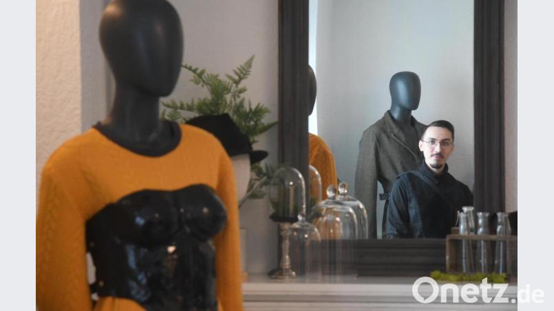 Christopher Bohn hat ein eigenes Modelabel &quot;Maison de Caractère&quot; gegründet. Die Kleidung verkauft er hauptsächlich im Internet und seit dieser Woche in seinem Laden in Rothenstadt. Bild: Gabi Schönberger