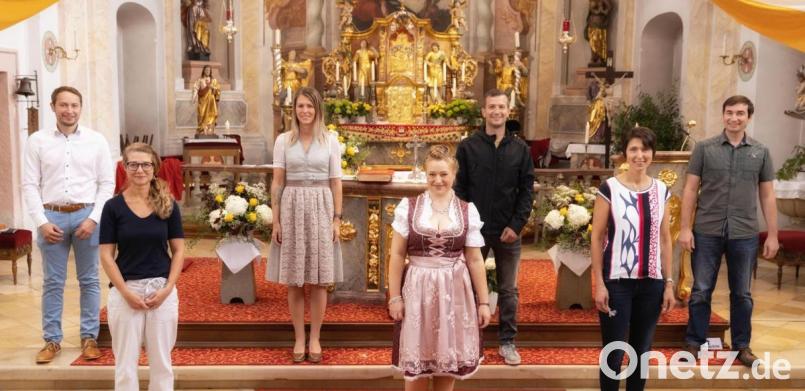 Sieben Christen aus der Pfarreiengemeinschaft feierten das Silberne Kommunionjubiläum. Bild: Fotostudio Hummer