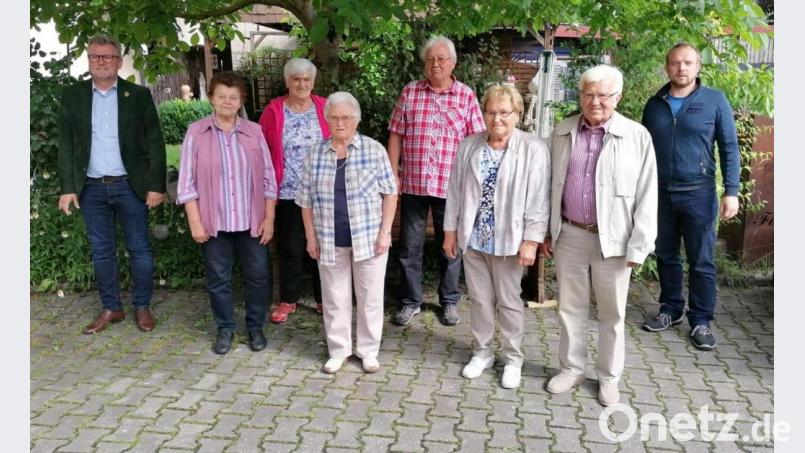 Den Jubilaren der Tischgesellschaft Edelweiß Rosenberg, unter ihnen Bürgermeister Michael Göth (links), gratuliert der Vorsitzende Christian Weiß (rechts). Bild: rlö