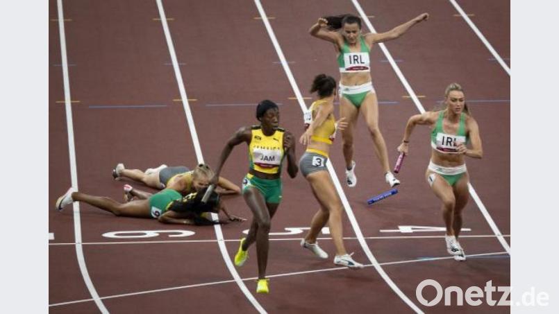 Corinna Schwab (hinten links) und Stacey Ann Williams (links) aus Jamaika stürzen während des 4x400m-Staffel-Mixed-Finales. Bild: Daniel A. Anderson/dpa