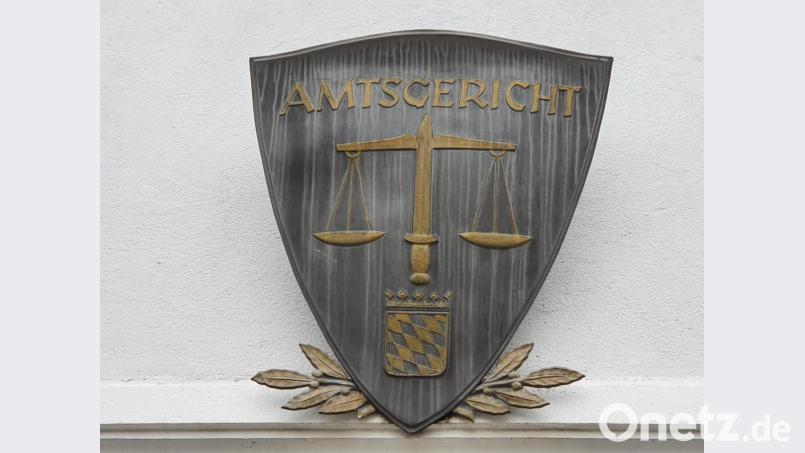 Das Schild über dem Eingang des Schwandorfer Amtsgerichts. Justiz Gericht Bild: Hösamer