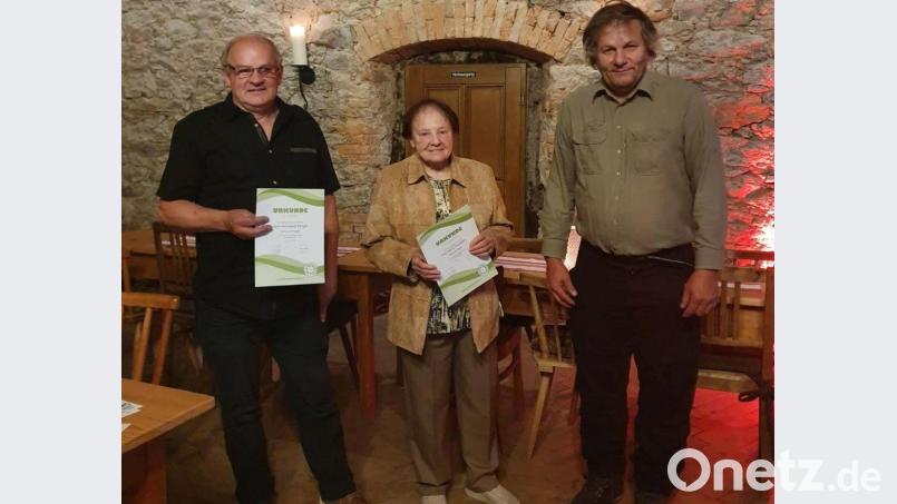 Für 50 Jahre Mitgliedschaft ehrte Vorsitzender Bruno Hartl (rechts) Reinhard Berger (links) und Maria Schindler. Bild: FGV Nagel/exb