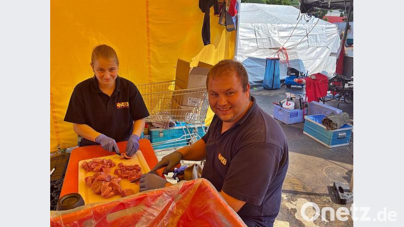 Zwei Helfer schneiden Fleisch fürs Gulasch. Bild: ASB RV Jura