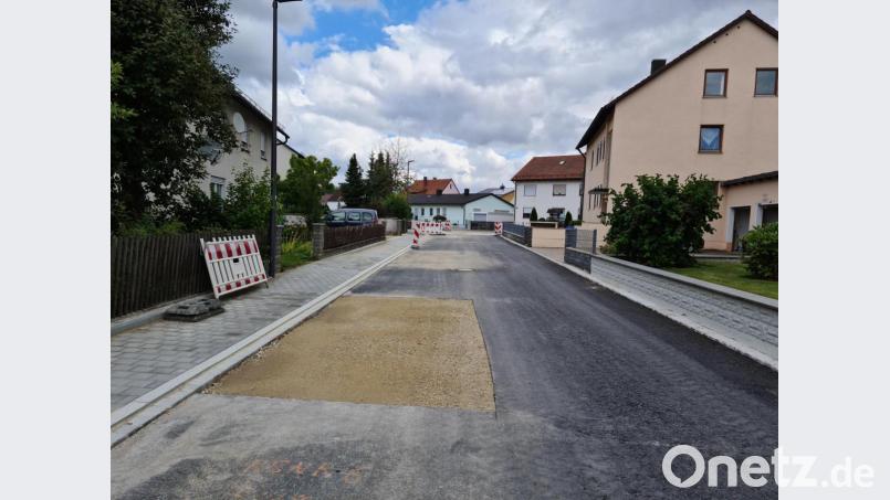 Die Stellen für eine Bepflanzung in der Hopfenoher Straße sind bereits vorbereitet. Bürgermeister Edgar Knobloch bittet um Vorschläge aus dem Stadtrat, welche Baumart dort gesetzt werden soll. Bild: sne