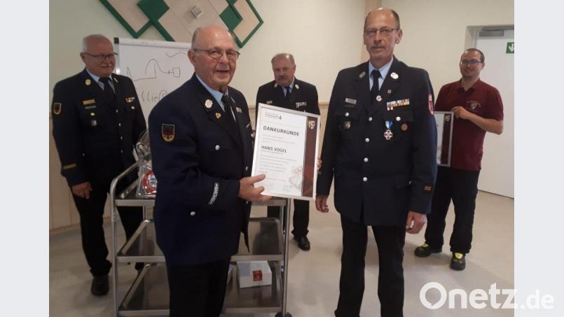 Bisher lief es ohne Ehrenkreisbrandmeister Hans Vogel (Zweiter von links) beim Maschinistenlehrgang der Feuerwehren im Landkreis Tirschenreuth nicht. Nun verabschiedeten KBR Andreas Wührl (Mitte), KBI Otto Braunreuther (links), KBM Florian Braunreuther (rechts), sowie der heutige Lehrgangsleiter KBM Alois Schindler den Initiator und Ausbilder des Lehrgangs. Bild: mde