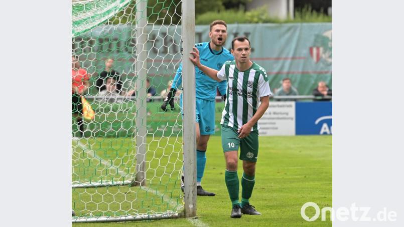 Nach Notbremsen-Rot für Michael Nitzbon im Derby gegen die DJK Ammerthal feiert Neuzugang Florian Veigl (im Bild hinten, vorne Timo Kohler) am Samstag sein Startelfdebüt für die DJK Gebenbach. Archivbild: ref