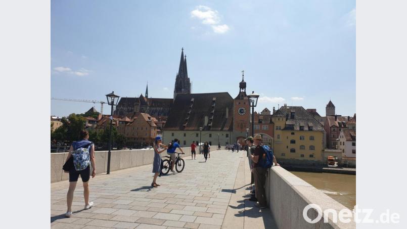 Ein Foto auf der Steinernen Brücke mit Blick auf die Altstadt: Für viele Welterbe-Besucher ein Muss. Bild: gib