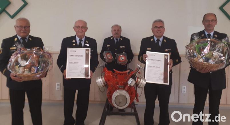Aus dem Kreis der Ausbilder für Maschinisten des Kreisfeuerwehrverbandes Tirschenreuth wurden Ehrenkreisbrandmeister Hans Vogel (Zweiter von links) und Ehrenkreisbrandinspektor Hans Zetlmeisl (Zweiter von rechts) durch Kreisbrandrat Andreas Wührl (Mitte), Kreisbrandinspektor Otto Braunreuther (links) und Kreisbrandmeister und heutiger Lehrgangsleiter Alois Schindler (rechts) verabschiedet. Bild: mde