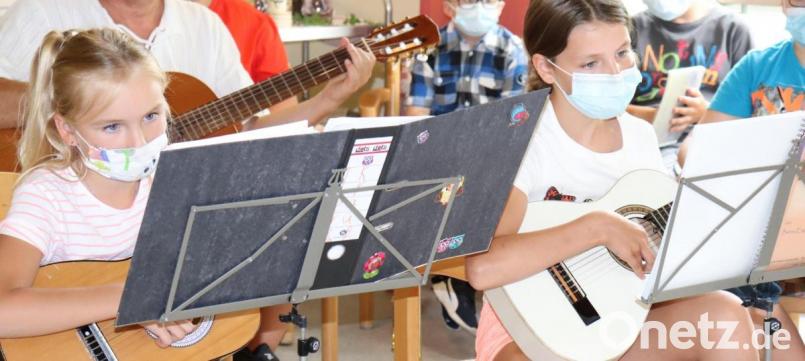 Mit Gitarrenklängen bereiteten Theresa Kraus (li) und Linda Walberer (re) zusammen mit ihrem Lehrer Benno Englhart viel Freude. Bei Volksliedern stimmten die Senioren mit ein. Bild: myd