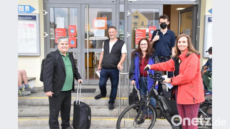 (Von links) Stefan Schmidt, Stadtrat Ali Daniel Zant, Bundestagsbewerberin Anne Droste, Lukas Iffländer, Stadträtin Laura Weber am Bahnhof. Bild: hcz