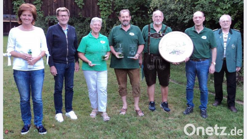 Pokale und Scheibe für die Besten: Unser Bild zeigt von rechts Gauschützenmeister Johann Dirrigl, die Gewinner Werner Irlbeck, Edi Biersack, Uli Götz und Gerlinde Biersack, Pokalspender Hartmut Christl sowie die Pokal-Gesamtsiegerin aus den vergangenen drei Jahren, Helga Müller. Bild: ksi
