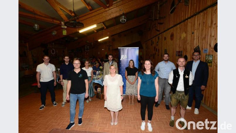 Marina Placzek (vorne, Zweite von links) steht neu an der Spitze des Kreisverbandes Neustadt/WN der Jungen Union. Ihr zur Seite stehen als Stellvertreter Christoph Müllhofer (vorne, links), Florian Eckert und Paula Herrmann (vorne, von rechts). Mit im Bild weitere Vorstandsmitglieder und Ehrengäste. Bild: bey