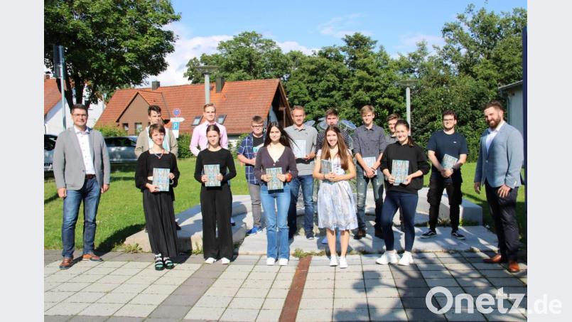 Bürgermeister Sebastian Dippold (rechts) und Schulreferent Armin Aichinger (links) ehrten die besten Schulabsolventen der Stadt mit einem Geldgeschenk und der Stadtchronik. Bild: prh