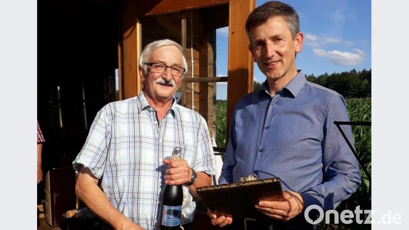 Bürgermeister Albert Geitner (rechts) gratuliert Josef Huf zum 70. Geburtstag. Bild: snn