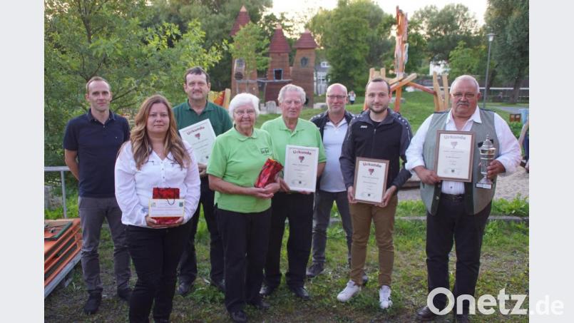 Das Bild zeigt die Vertreter der Schützenvereine aus dem Schönseer Land und die jeweiligen Vereinsbesten. Ihnen gratulierte Raiffeisen-Mitarbeiter Franz Dietl (links) zu den Ergebnissen. Bild: mmj