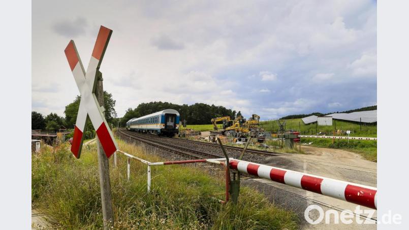 Am Bedarfsübergang bei Brensdorf (Gemeinde Stulln) stehen Zweiwegebagger und Baumaterial für die Sanierung der Bahnstrecke bis nach Schwarzenfeld bereit. Ein &quot;Alex&quot;-Zug Passiert gerade den Lagerplatz. Bild: Hösamer