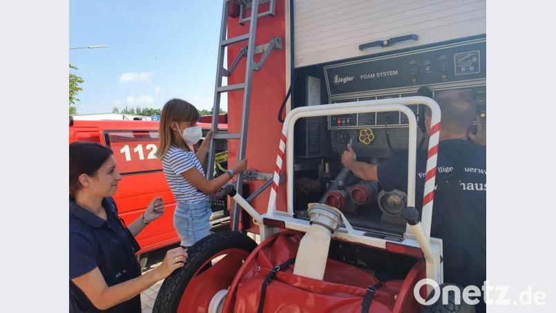 Markträtin Vera Stahl (links) begleitet den aufregenden Tag bei der Feuerwehr zum Abschluss eines äußerst außergewöhnlichen Schuljahres. Bild: fjo