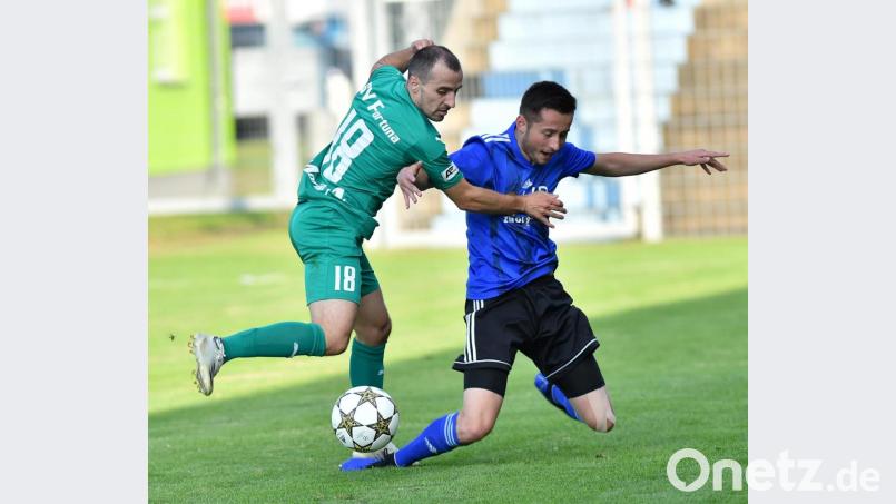 Beim 1:0-Auftaktsieg gegen den SV Fortuna Regensburg war Moritz Zeitler (rechts) ein Aktivposten. Zwischenzeitlich angeschlagen, war der Defensivspieler vor der Partie gegen den FC Tegernheim im Abschlusstraining dabei. Bild: Alfred Schwarzmeier