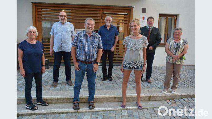 Der Vorstand der Naturfreunde mit (von links) Angelika Müller, Anton Bauer, Vorsitzender Erich Tilp, Landesgeschäftsführer Peter Pölloth, Barbara Lugert, Bürgermeister Stefan Grillmeier und Angela Baier. Bild: jr