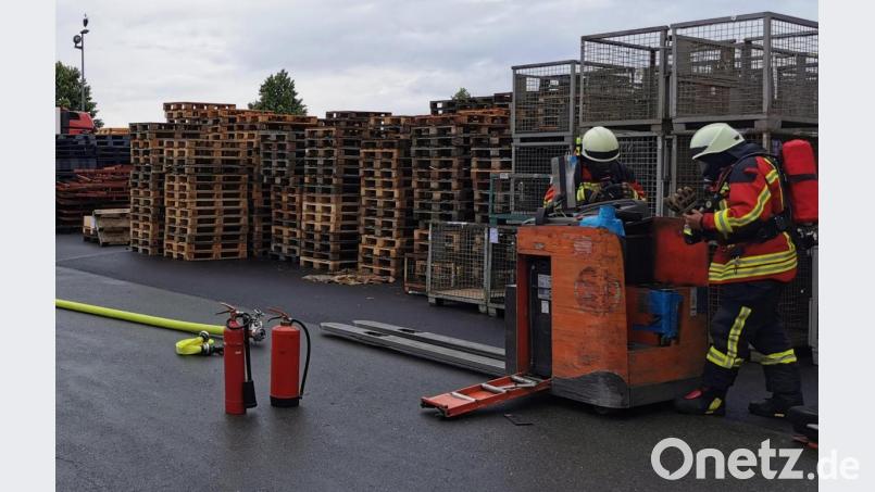 Unter Atemschutz kontrollieren Kräfte der Feuerwehr Kemnath mit einer Wärmebildkamera den in Brand geratenen Stapler, welchen Mitarbeiter ins Freie brachten. Ein Löschangriff in Bereitschaft wurde aufgebaut, Kleinlöschgeräte bereitgehalten. Bild: mde