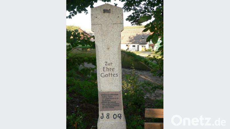 Die leere Granitsäule. Diebe haben die bronzene Christusfigur in Meisthof mitgehen lassen Bild: mh