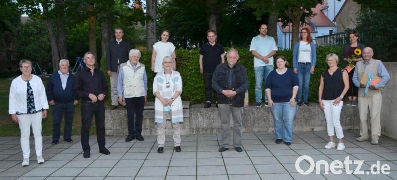 Ulrike Kießling (Mitte) bleibt Vorsitzende des Philipp-Neri-Werks, Pfarrer Alfons Forster (vorne, Vierter von rechts) ihrStellvertreter. Andrea Sollfrank (hinten, rechts) und Gründungsmitglied Albert Kick (rechts) wurden mit einem Präsent aus dem Vorstand verabschiedet. Bild: dob