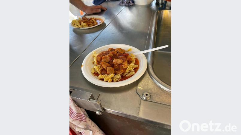 Ein Teller mit Nudeln und Gulasch aus der ASB-Feldküche. Bild: ASB RV Jura