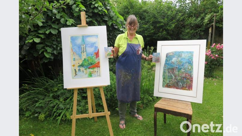 Susanne Vonhoff mit ihren beiden Bildern „Sommerliches Kemnath“ (links) und „Kemnath bei Nacht“. Bild: jzk