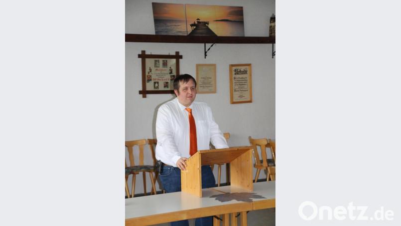 Einstimmig waren die Mitglieder dafür, dass Dominik Kugler (hier bei seinem Rechenschaftsbericht) als Vorsitzender weitermacht. Bild: Gerhard Dobmeier/exb
