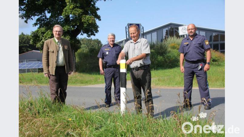 Josef Bremauer (Zweiter von rechts) zeigte, wie sich die Wildunfallmarkierung am einem Straßenposten befestigen lässt. BJV-Kreisvorsitzender Alexander Flierl, Polizei-Chef Robert Feuerer und Oberkommissar Armin Ismail (von links) lobten die Erfindung. Bild: frd