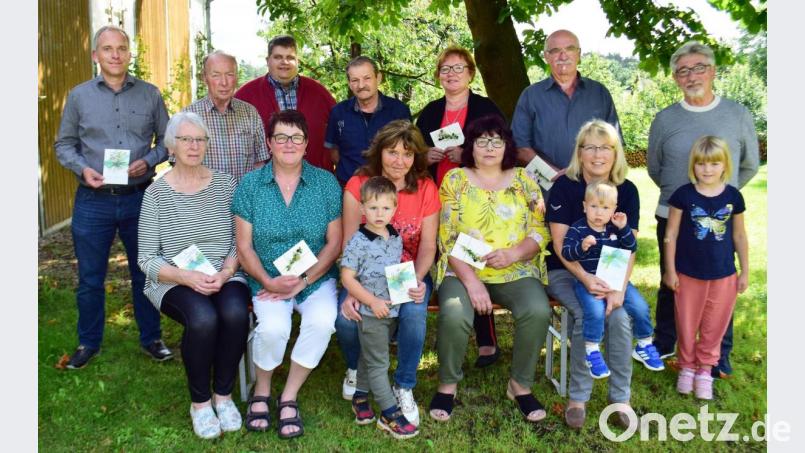 Die Jubilare mit dem Vorsitzenden Lorenz Geitner (rechts) und Bürgermeister Dieter Dehling (stehend, Dritter von links) Bild: no