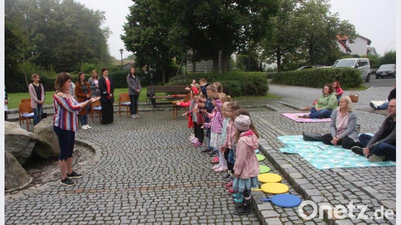 Mit Liedern, Gebeten und Gedanken verabschiedeten sich die künftigen Grundschüler von ihrem Kindergarten und den Erzieherinnen. Bild: wro