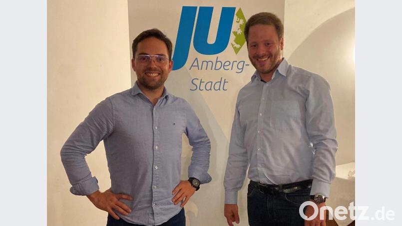 Henner Wasmuth (rechts), Vorsitzender der Jungen Union Amberg-Sulzbach, gratuliert dem wiedergewählten Vorsitzenden der JU Amberg, Florian Füger. Bild: Florian Füger/exb