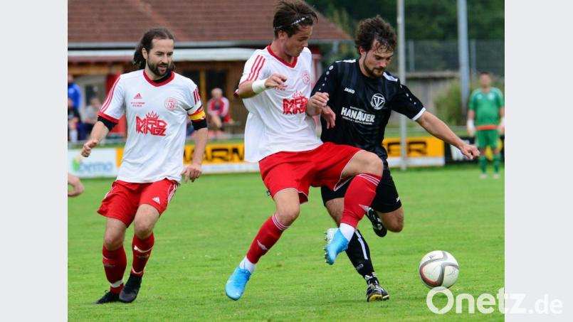 Der Nabburger Philipp Schlosser (rechts) will sich auch im Derby beim TSV Stulln so energisch durchsetzen. Bild: ham