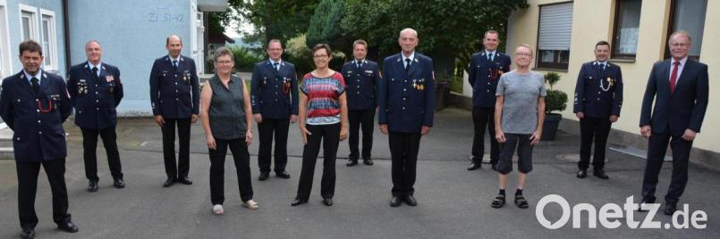 Jahrzehntelang treue Mitglieder ehrte die Feuerwehr Konnersreuth. Von links Rainer Walenta, Kreisbrandmeister Wolfgang Wedlich, Matthias Hofmann, Doris Pflaum, Klaus Richtmann, Marianne Härtl, Kreisbrandinspektor Josef Gleißner, Karl Jäger, Vorsitzender Sven Jäger, Dieter Wenzel, Kommandant Stefan Kreuzer und Bürgermeister Max Bindl. Bild: jr